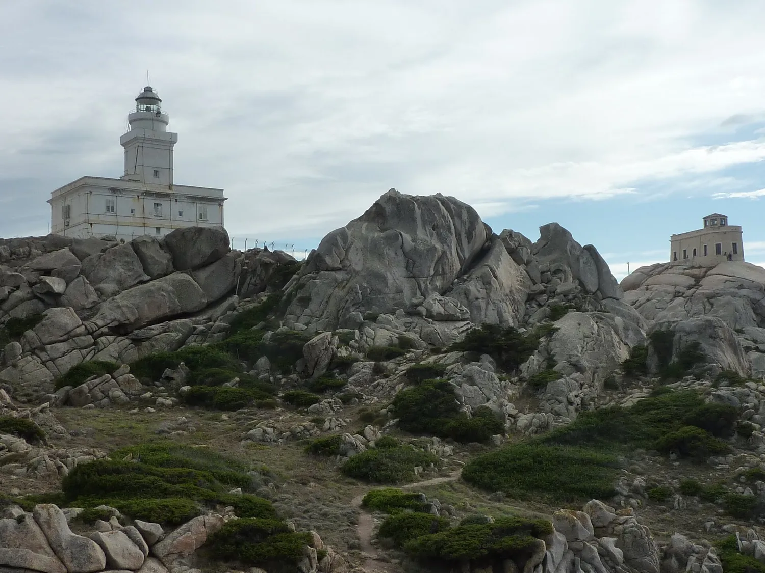 La costa rocciosa di Capo Testa battuta dal vento con il faro sullo sfondo