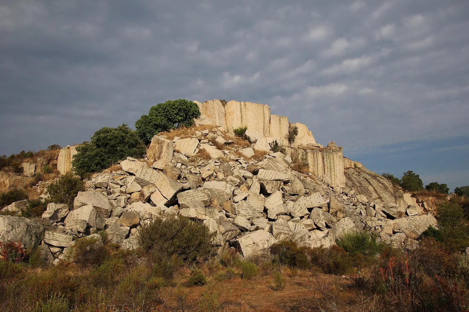 I blocchi squadrati di una cava di granito dismessa in Gallura