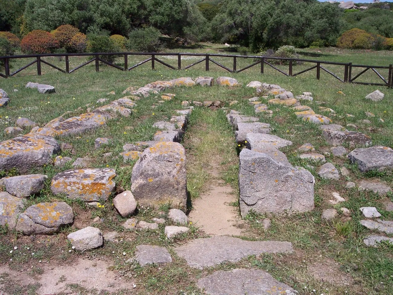 L'esedra di pietre della tomba dei giganti di Lu Brandali
