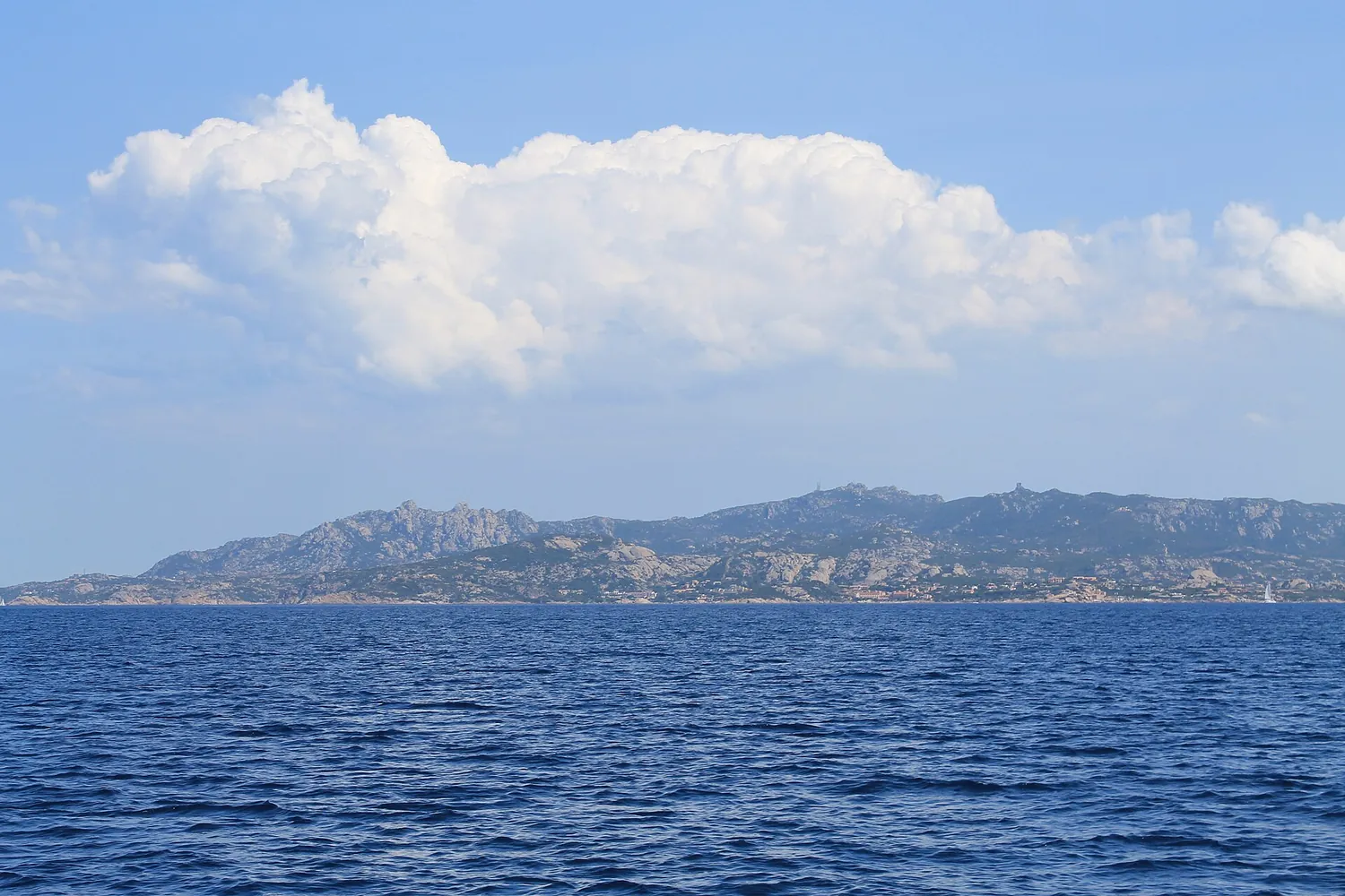 Il profilo delle isole dell'arcipelago della Maddalena visto dal mare