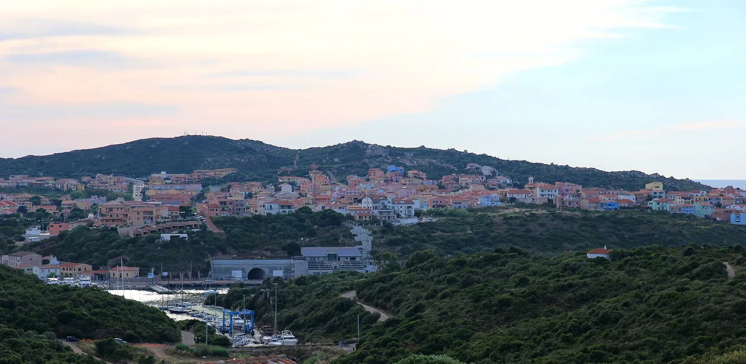 Il paese di Santa Teresa Gallura visto dall'alto con il mare sullo sfondo