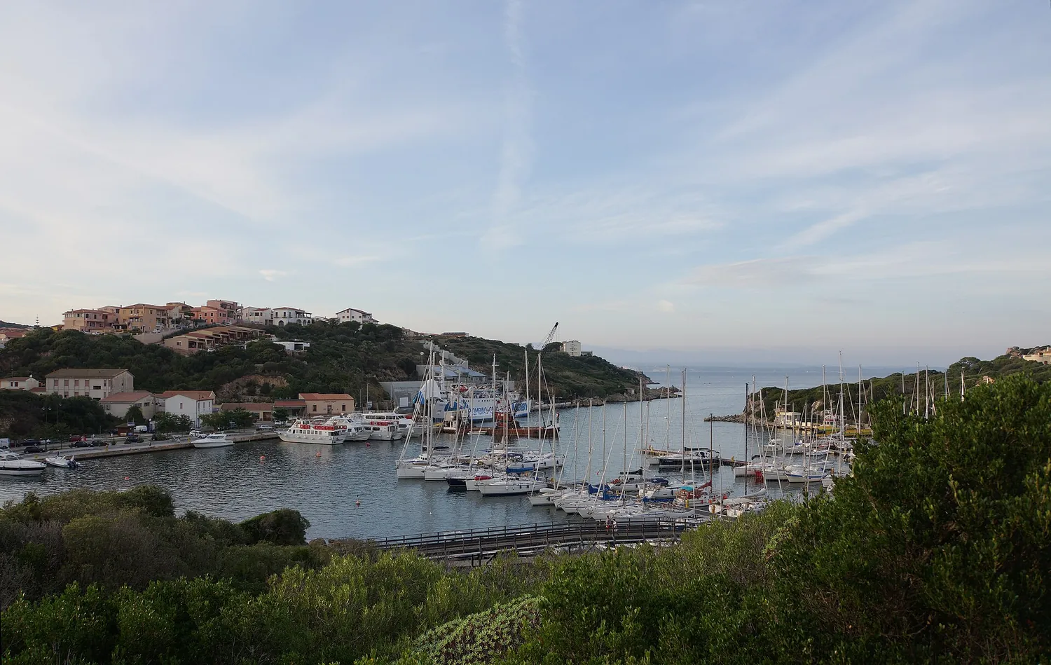 Le barche ormeggiate nel porto di Santa Teresa Gallura