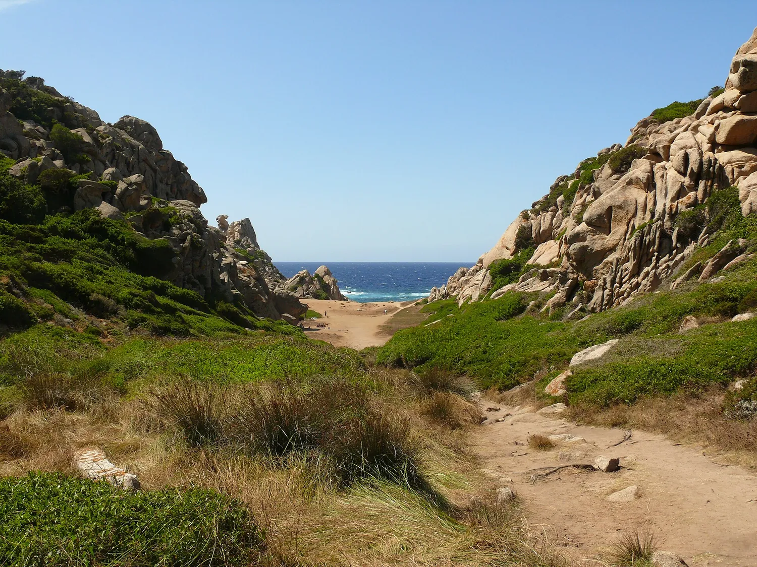 Il sentiero della Valle della Luna tra i massi di granito, con il mare in fondo