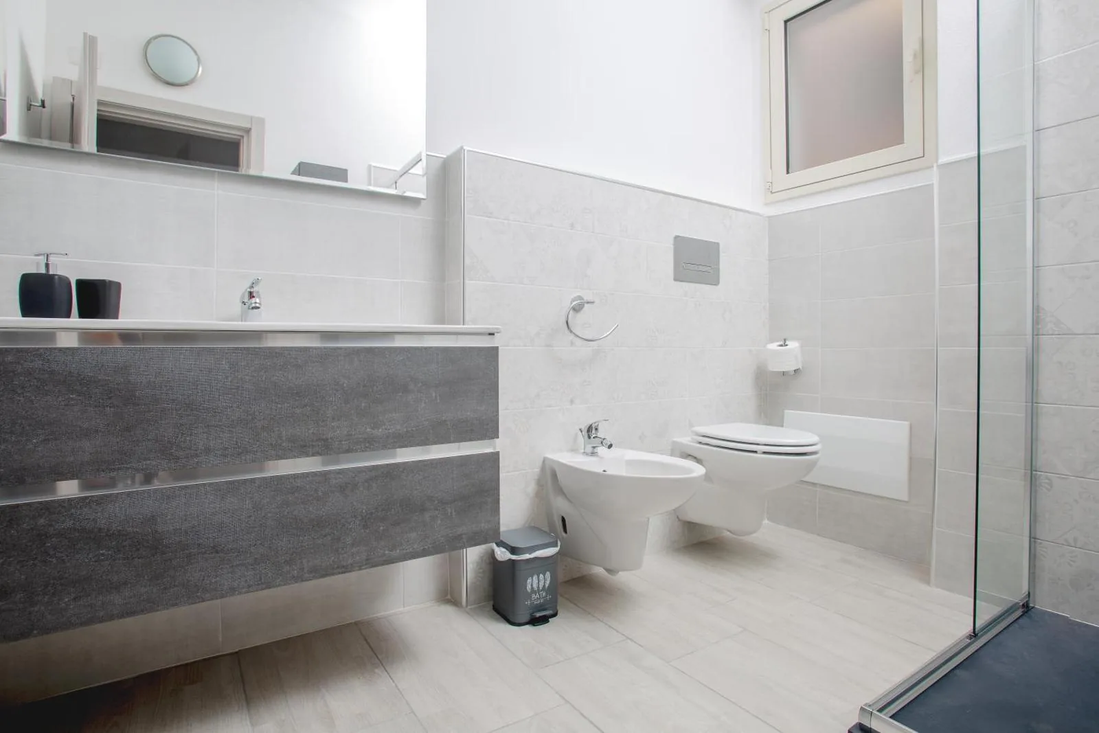 Trilocale Conti — Bagno con doccia e bidet
